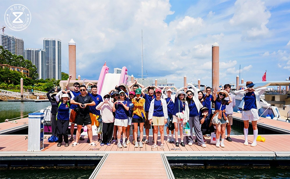 世连贸易海滩团建：海风与激情，共绘团队新篇章